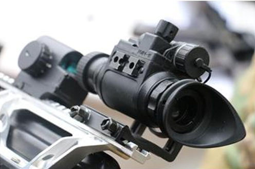 NV/M-19 mounted on a service rifle behind a collimator sight