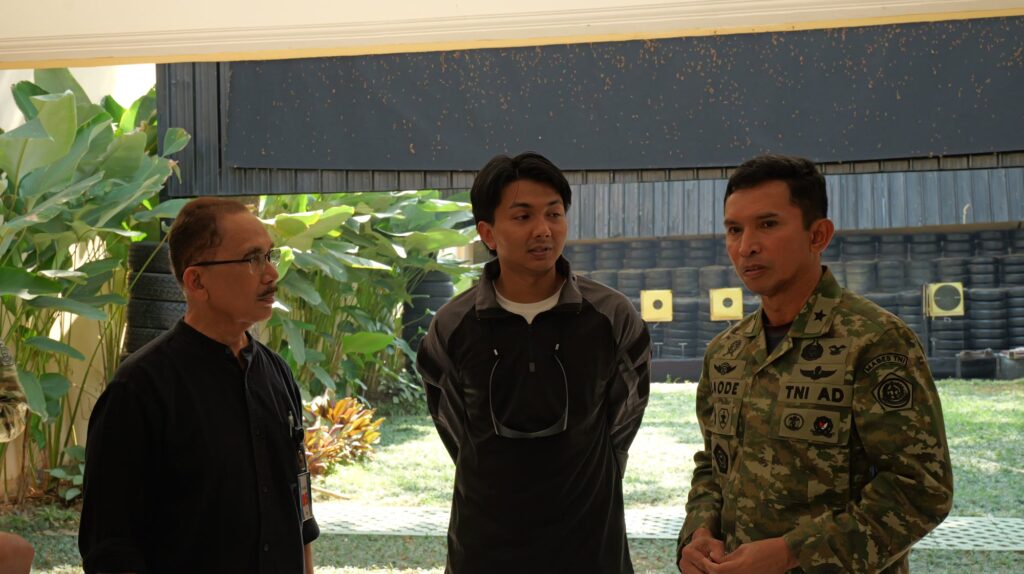 Brigadier General TNI Laode in discussion with EGI Optik Indonesia representatives at the Paspampres shooting range